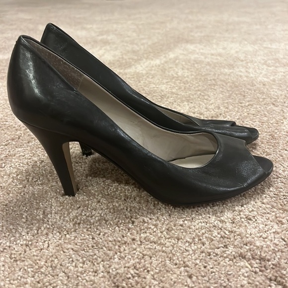 Women’s size 8 1/2 nine W. peep toe stiletto shoes - Picture 2 of 4